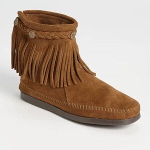 EUC Minnetonka Suede Women’s Fringe Moccasin Boots Booties Dusty Brown Size 8
